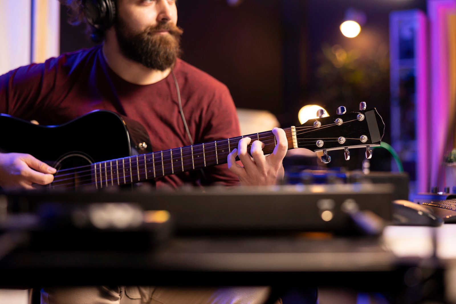 Tendências do Mercado Musical em 2026 – As principais mudanças no algoritmo do TikTok e Spotify para este ano e como o artista independente deve se posicionar